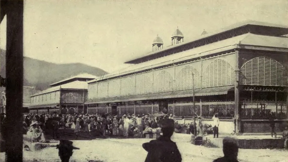 Marché en fer, Port-au-Prince (photo de 1907 ; la capitale, pas un parlement)