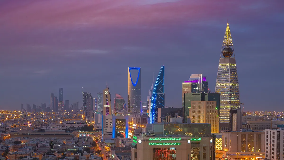 Panorama de Riyad avec le Kingdom Centre (la capitale, pas un parlement)