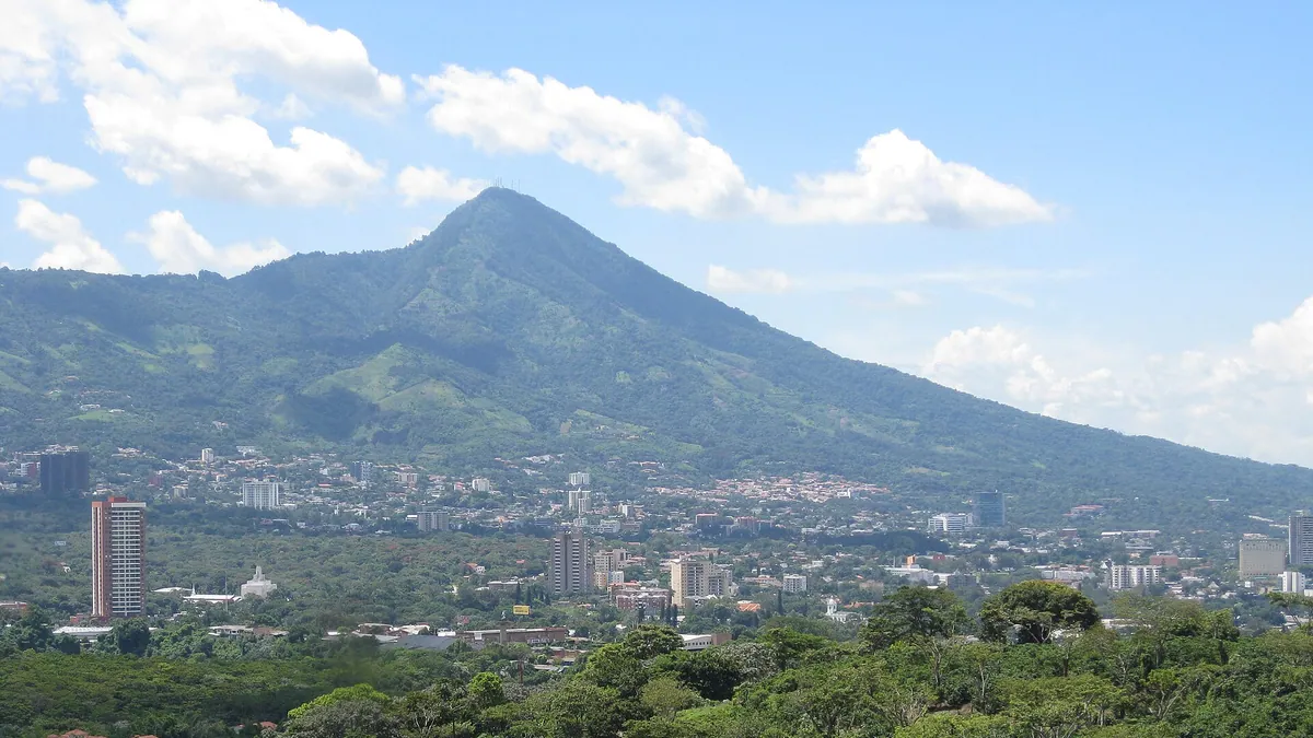 San Salvador mit dem Vulkan San Salvador (die Hauptstadt, nicht die gesetzgebende Versammlung)